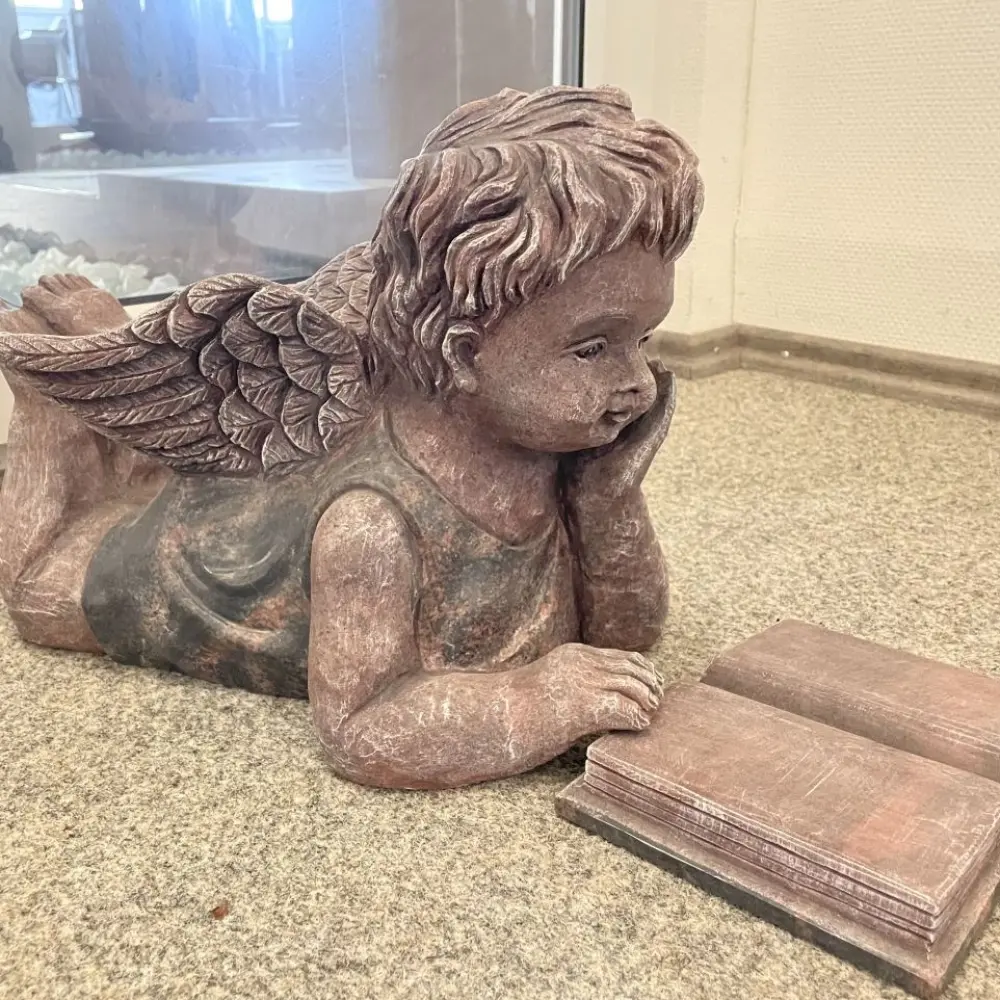 Liegender Engel mit Buch
